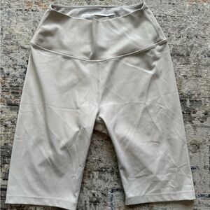 Barry’s Bootcamp beige bike/fitness shorts Size L